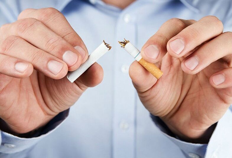 Vīrietis salauž cigareti