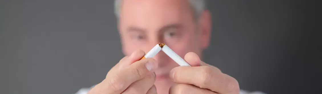 vīrietis salauž cigareti
